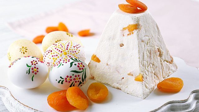 Bakalland_Trzy pokolenia przy wielkanocnym stole_Pascha morelowa